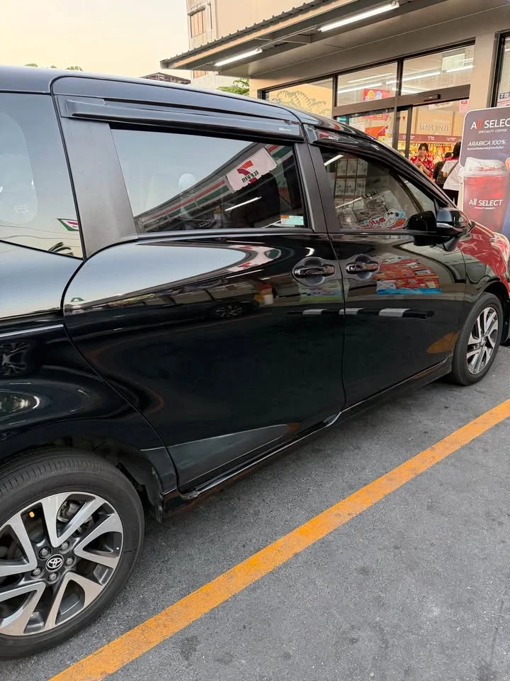 2017 Toyota Sienta II 3
