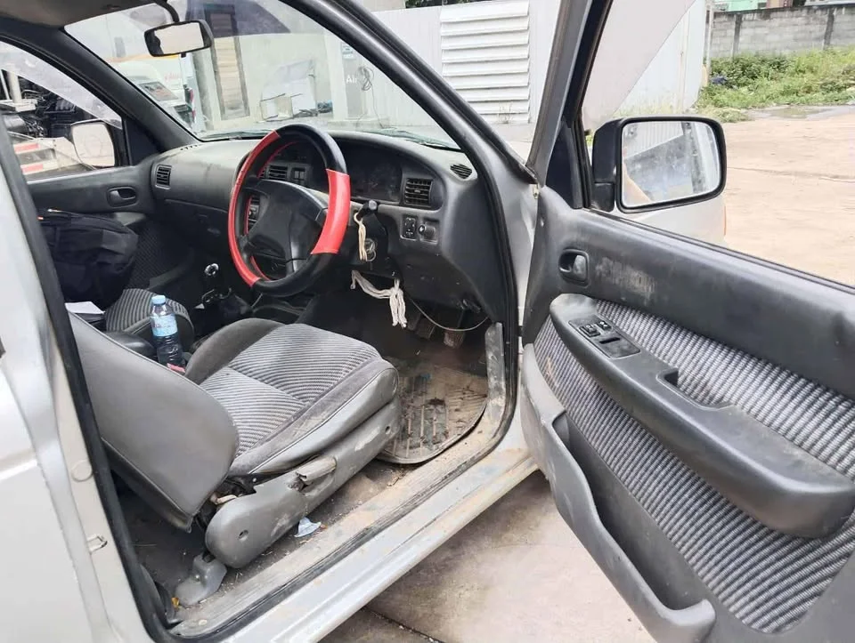 2000 Mazda 2500 Fighter V 2
