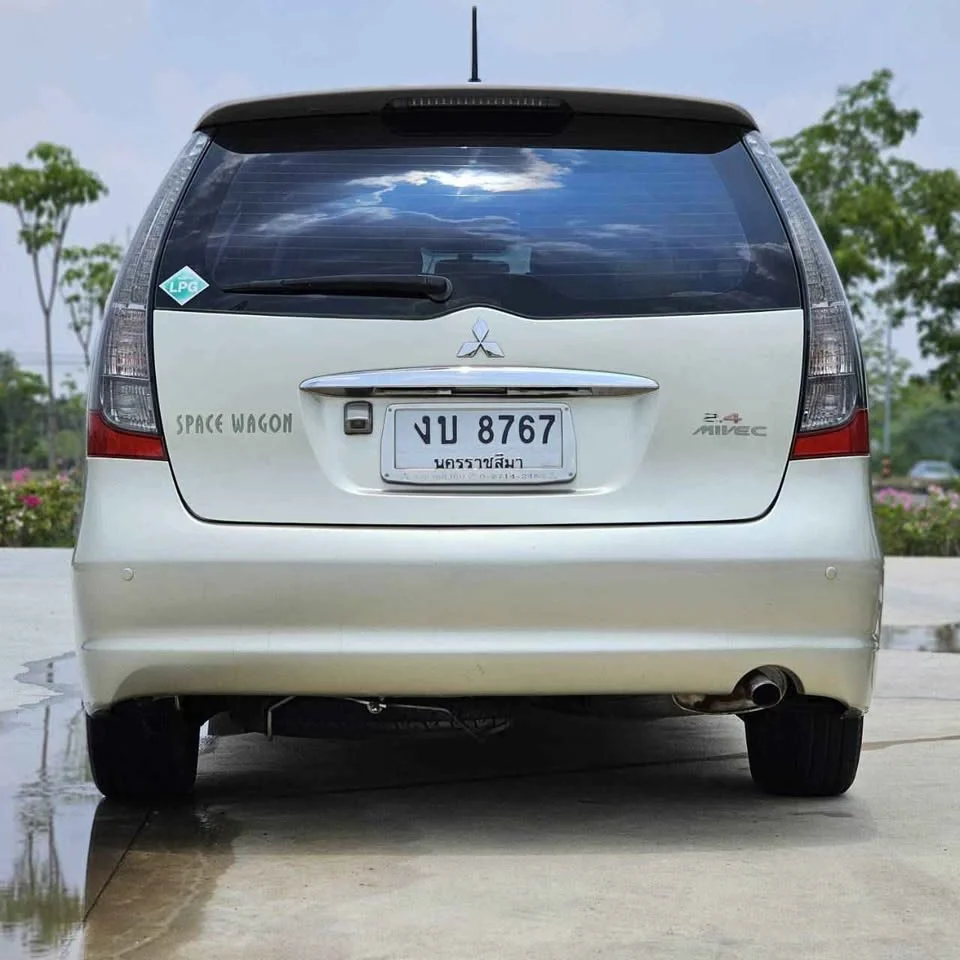 2004 Mitsubishi Space Wagon IV 2