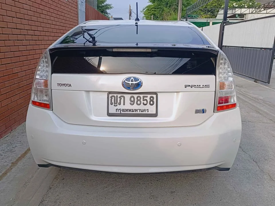2011 Toyota Prius III 2