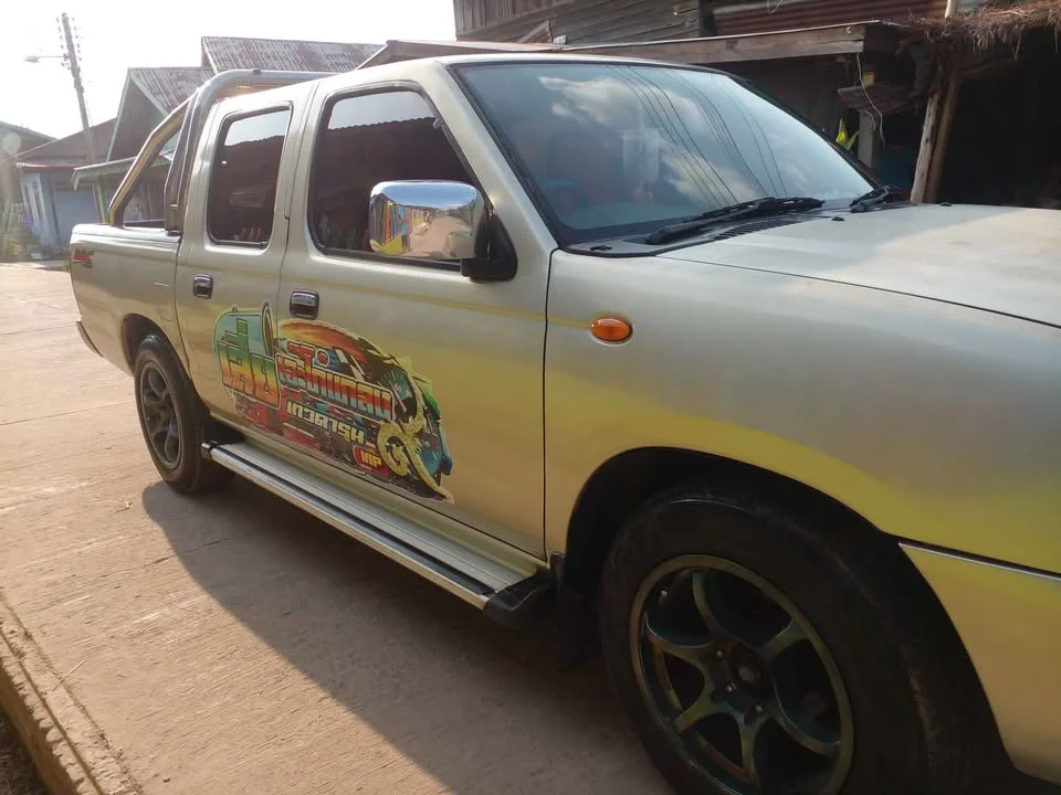 2002 Nissan Frontier I 3