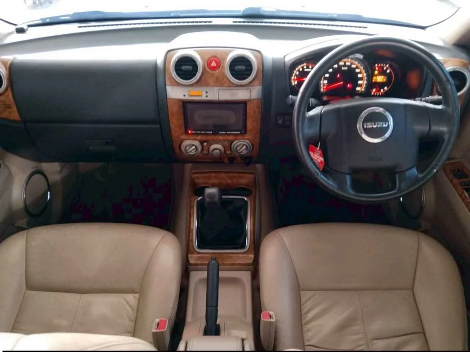 2011 Isuzu MU-7 3