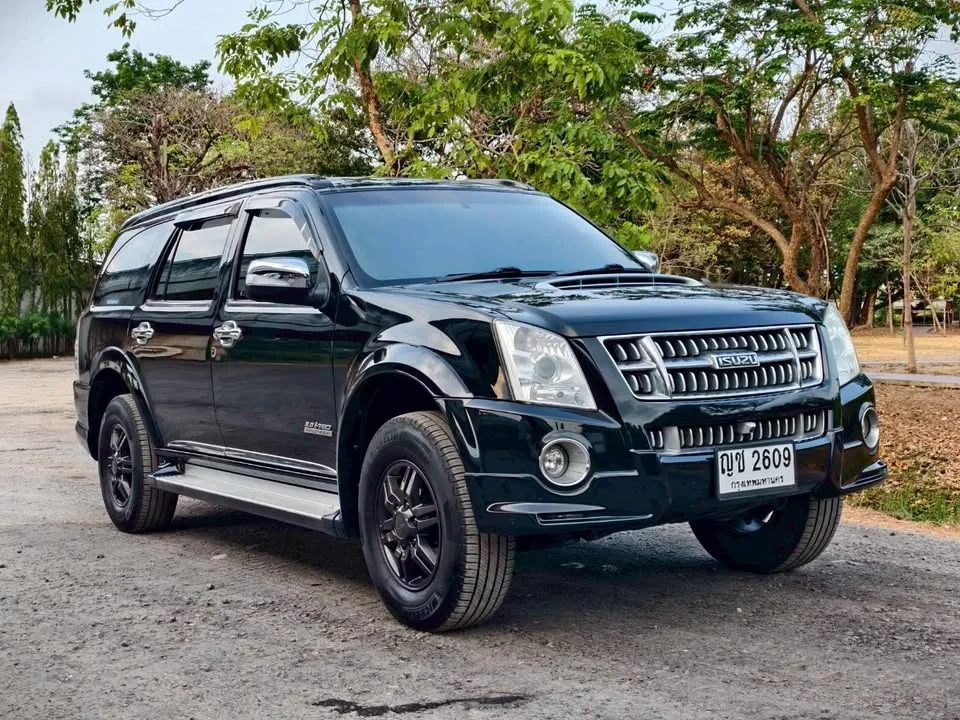 2011 Isuzu MU-7 2