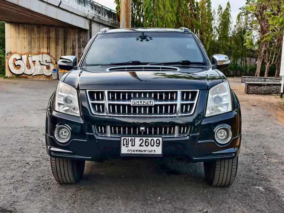 2011 Isuzu MU-7 3