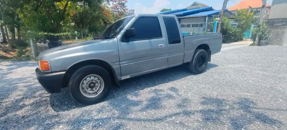 Isuzu TFR III 2