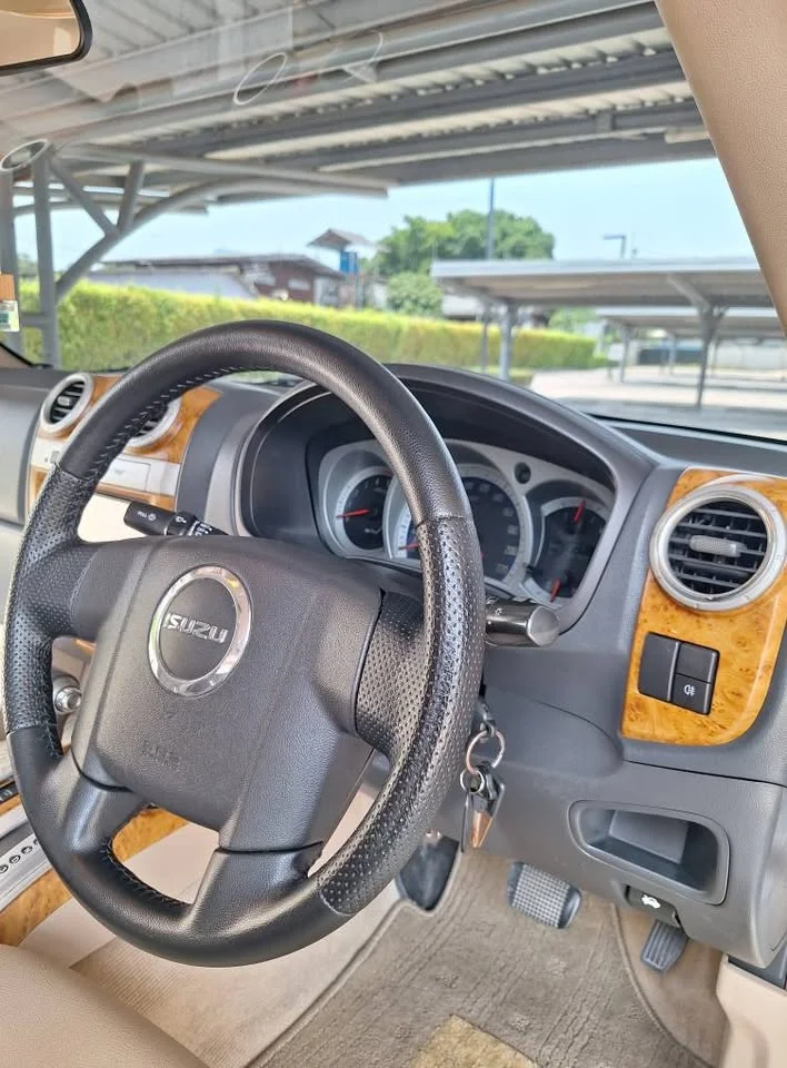 2010 Isuzu MU-7 3