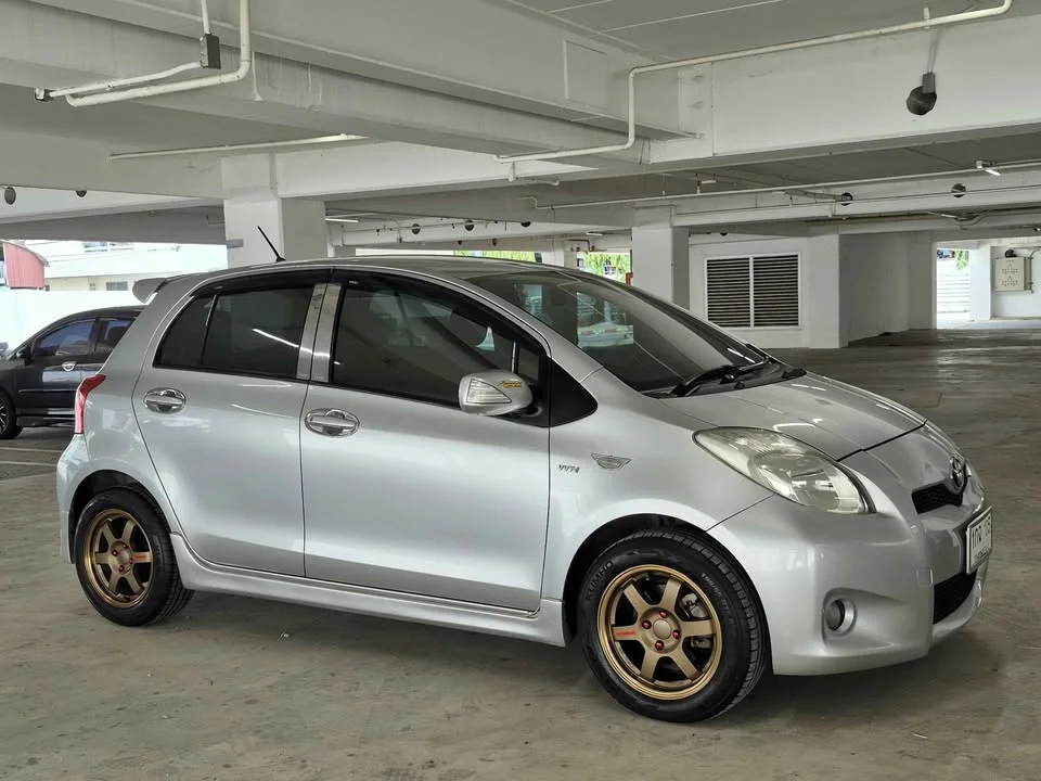 2013 Toyota Yaris II 2