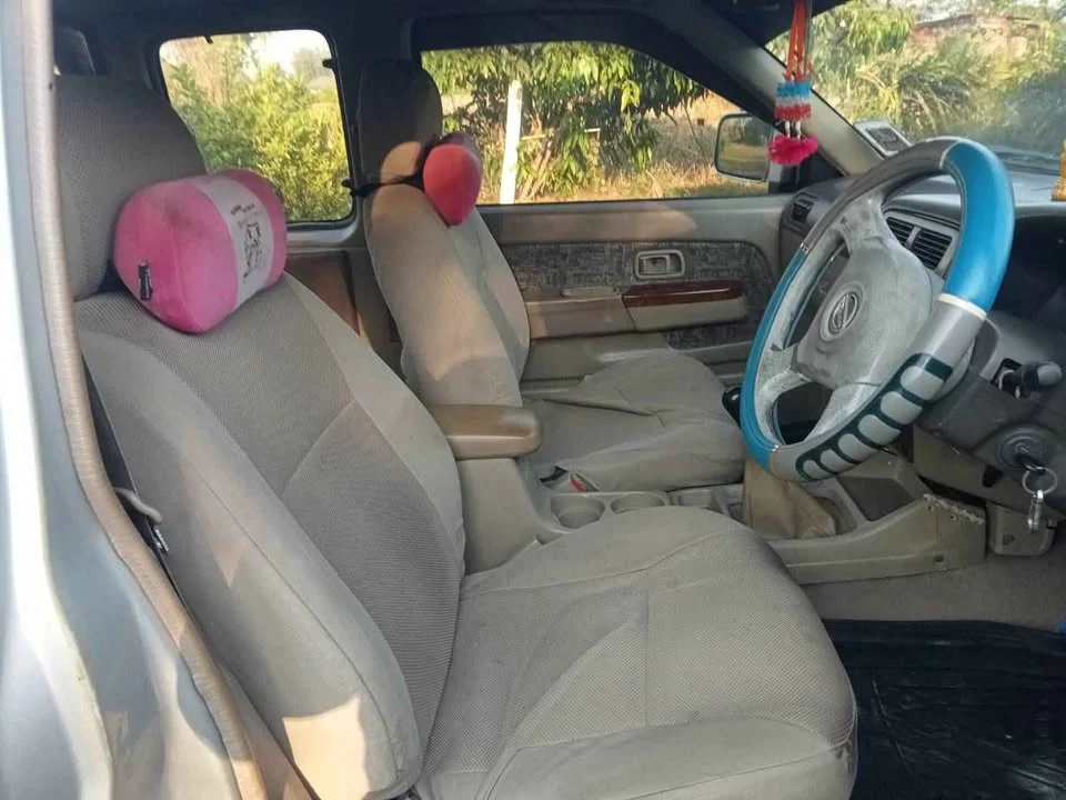 2001 Nissan Frontier I 3