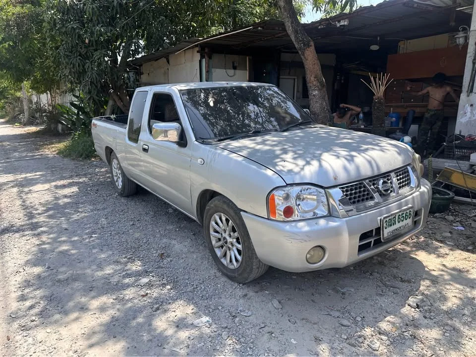 2004 Nissan Frontier I 3