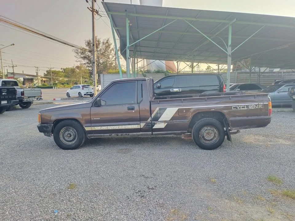 1989 Mitsubishi Triton II 2