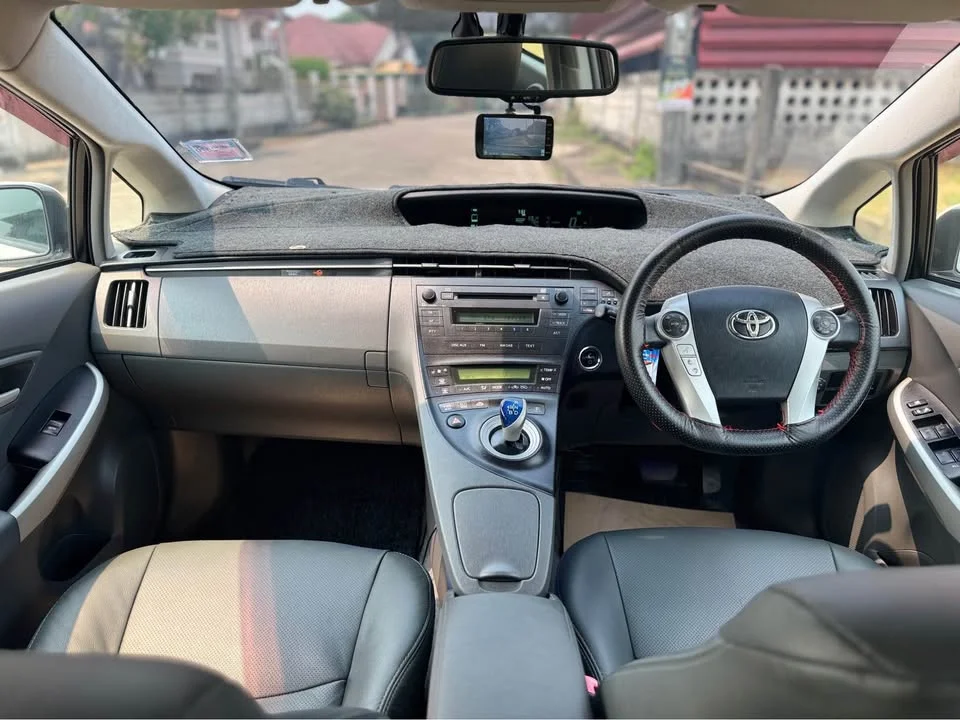2011 Toyota Prius III 2