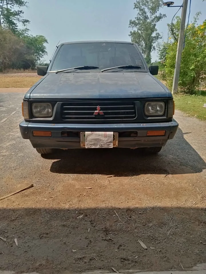 1994 Mitsubishi Triton II 2