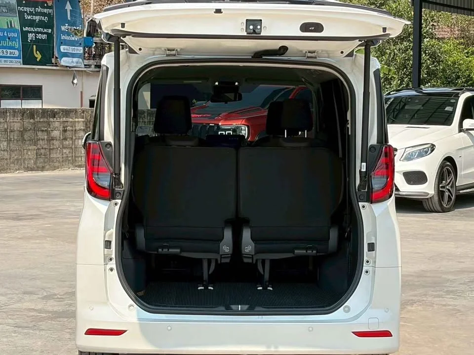2024 Toyota Voxy IV 3
