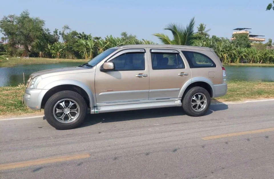 2005 Isuzu MU-7 2