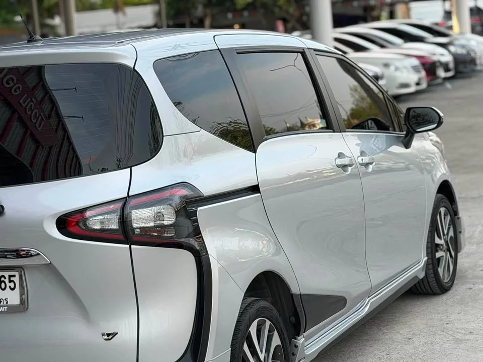 2016 Toyota Sienta II 2
