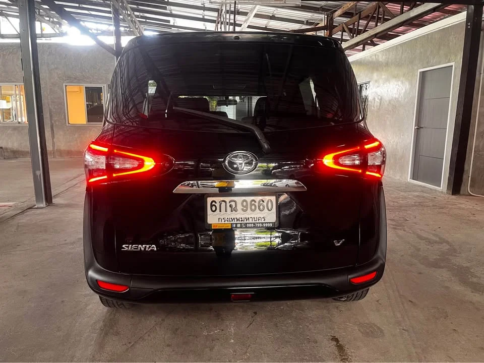 2017 Toyota Sienta II 3
