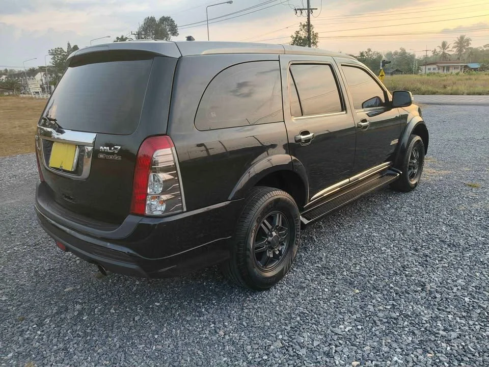 2011 Isuzu MU-7 2