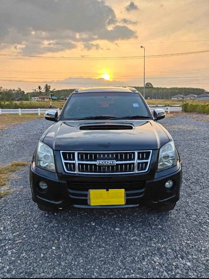 2011 Isuzu MU-7 3