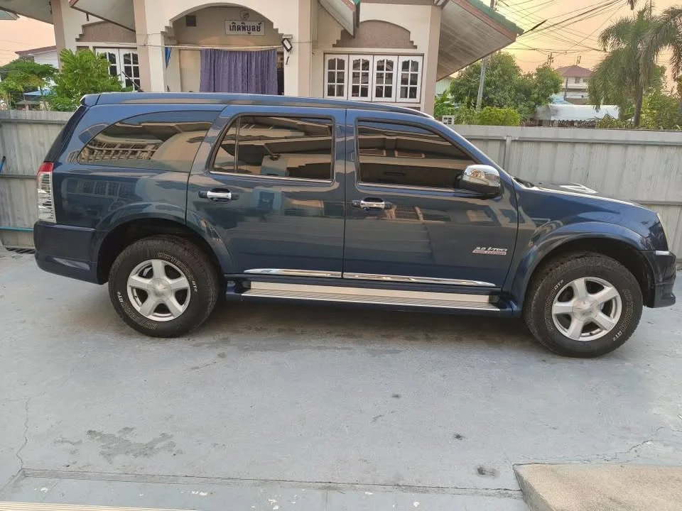 2010 Isuzu MU-7 3