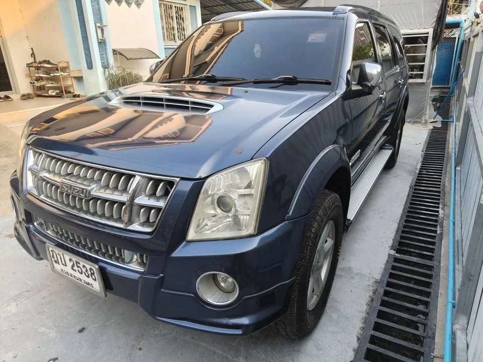 2010 Isuzu MU-7 2