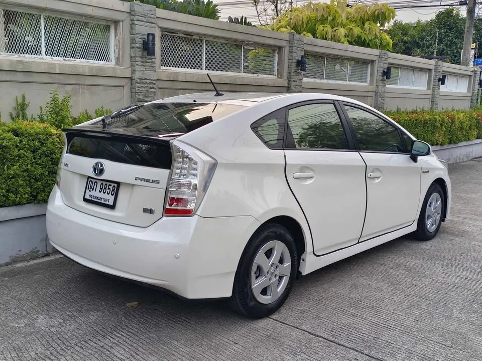 2011 Toyota Prius III 3