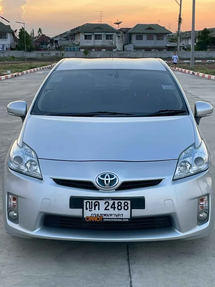 2011 Toyota Prius III 2