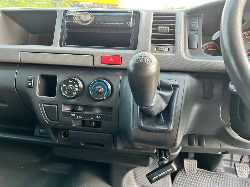 2013 Toyota Commuter V (H200) 2