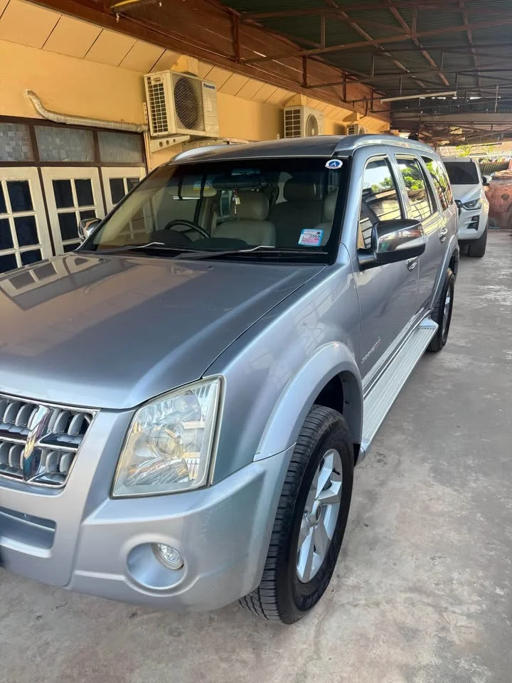 2010 Isuzu MU-7 2
