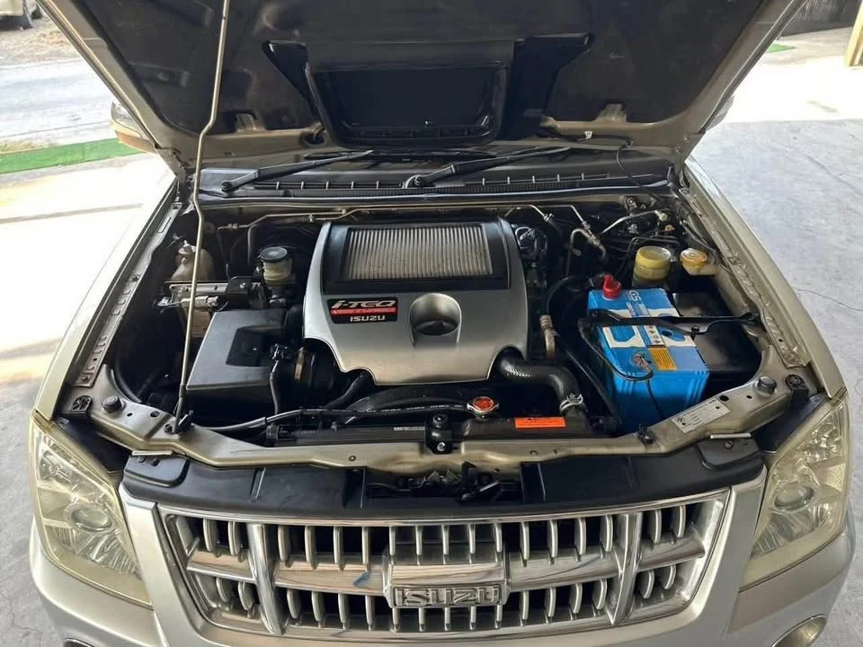 2008 Isuzu MU-7 3