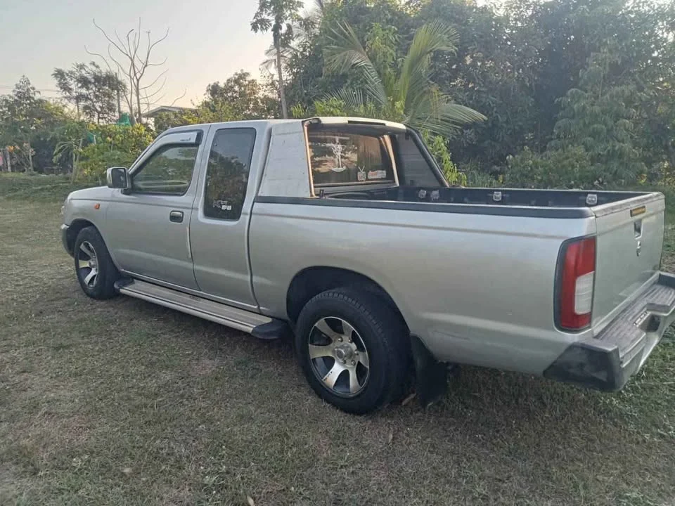 2001 Nissan Frontier I 3