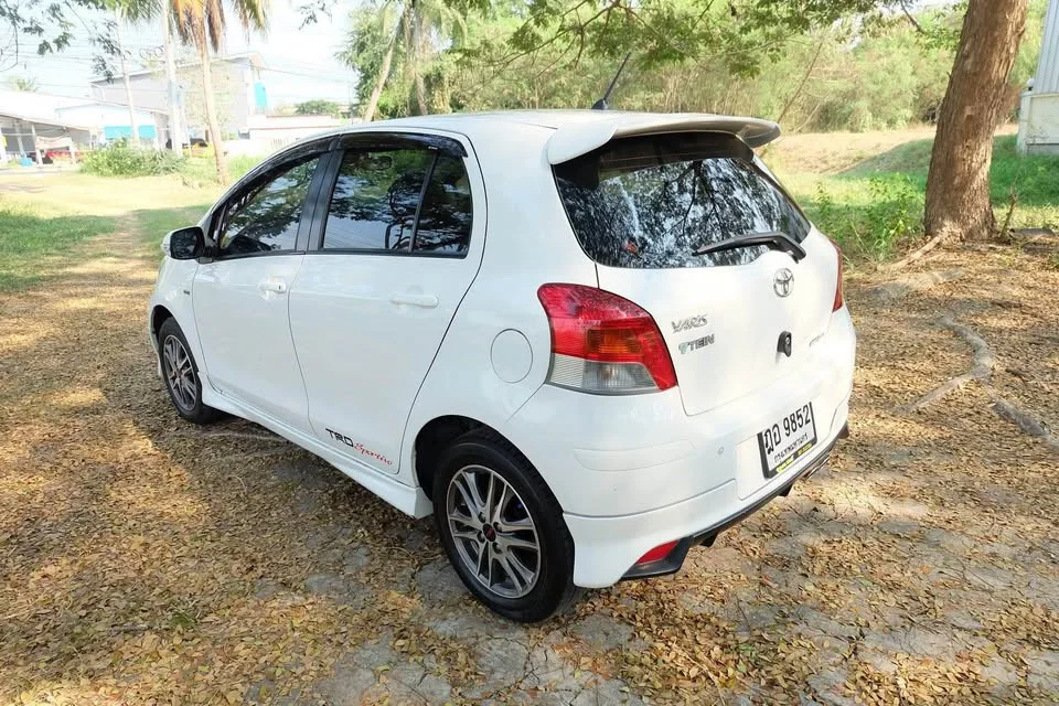 2011 Toyota Yaris II 2