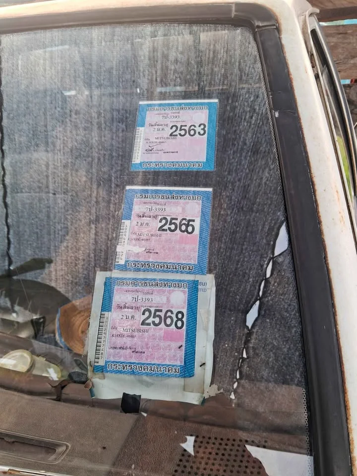 2000 Mitsubishi Triton II 2