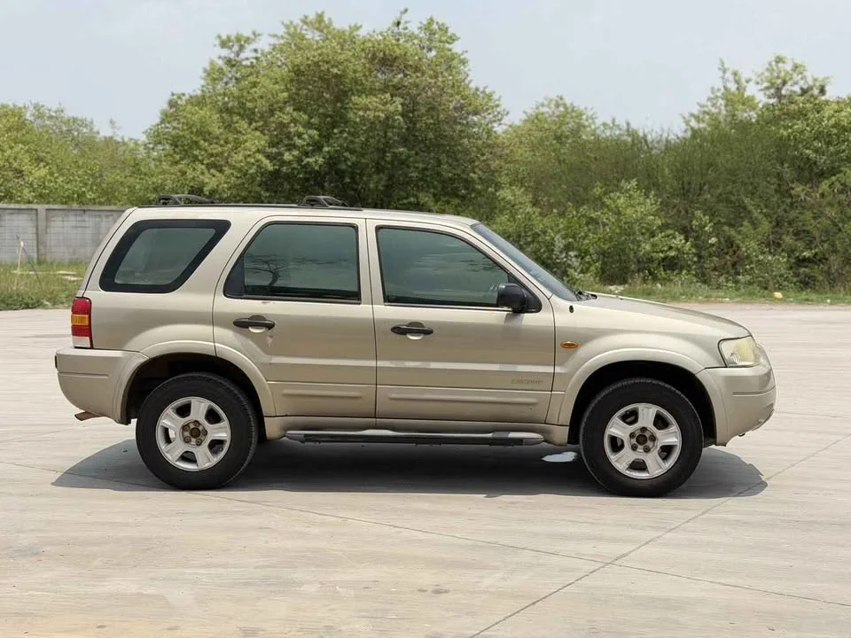 2004 Ford Escape I 3