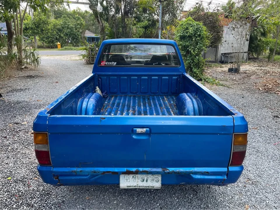 1990 Mitsubishi Triton II 3