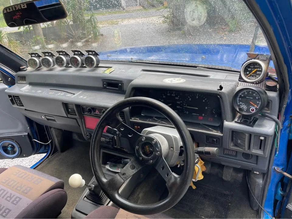1990 Mitsubishi Triton II 2
