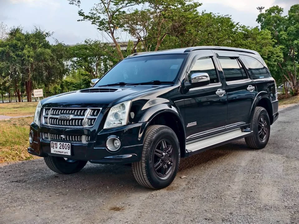 2011 Isuzu MU-7 3