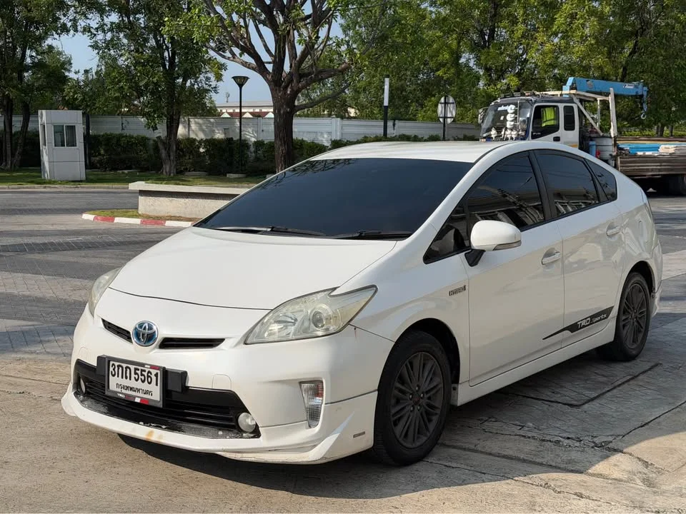 2014 Toyota Prius III 2