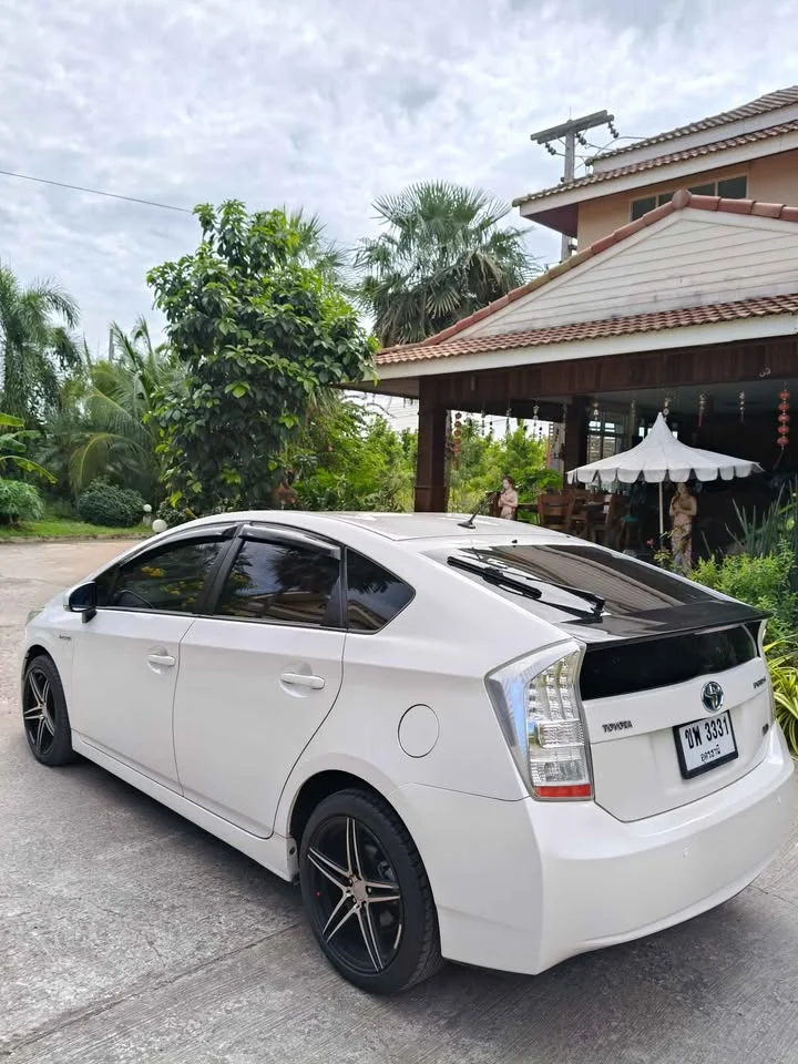 2011 Toyota Prius III 2
