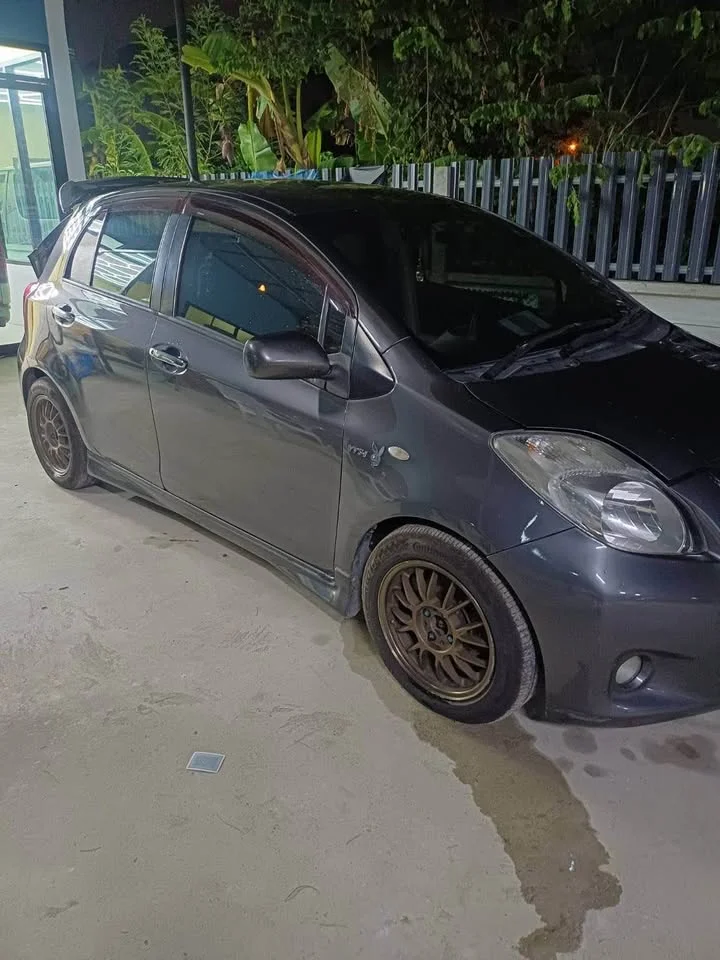 2012 Toyota Yaris II 2