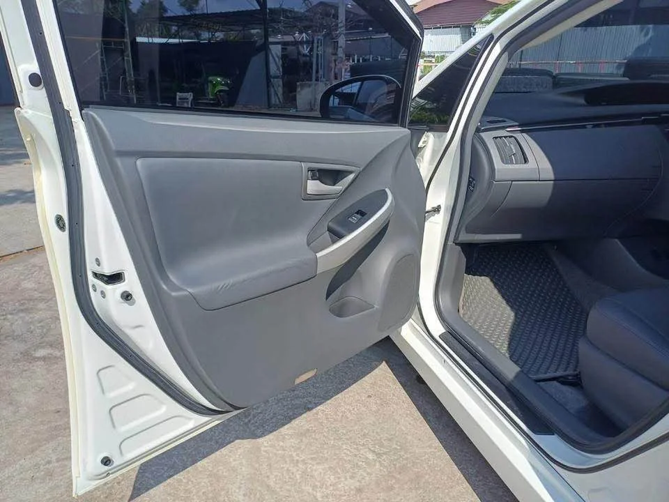 2011 Toyota Prius III 3