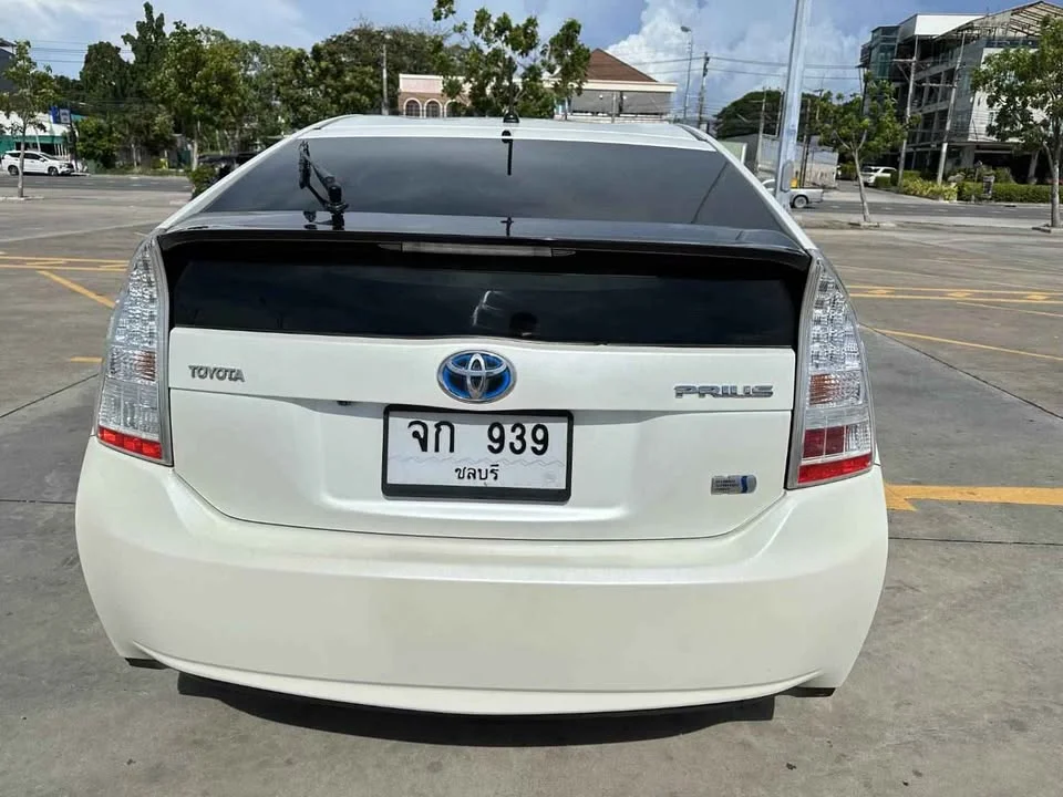 2011 Toyota Prius III 2
