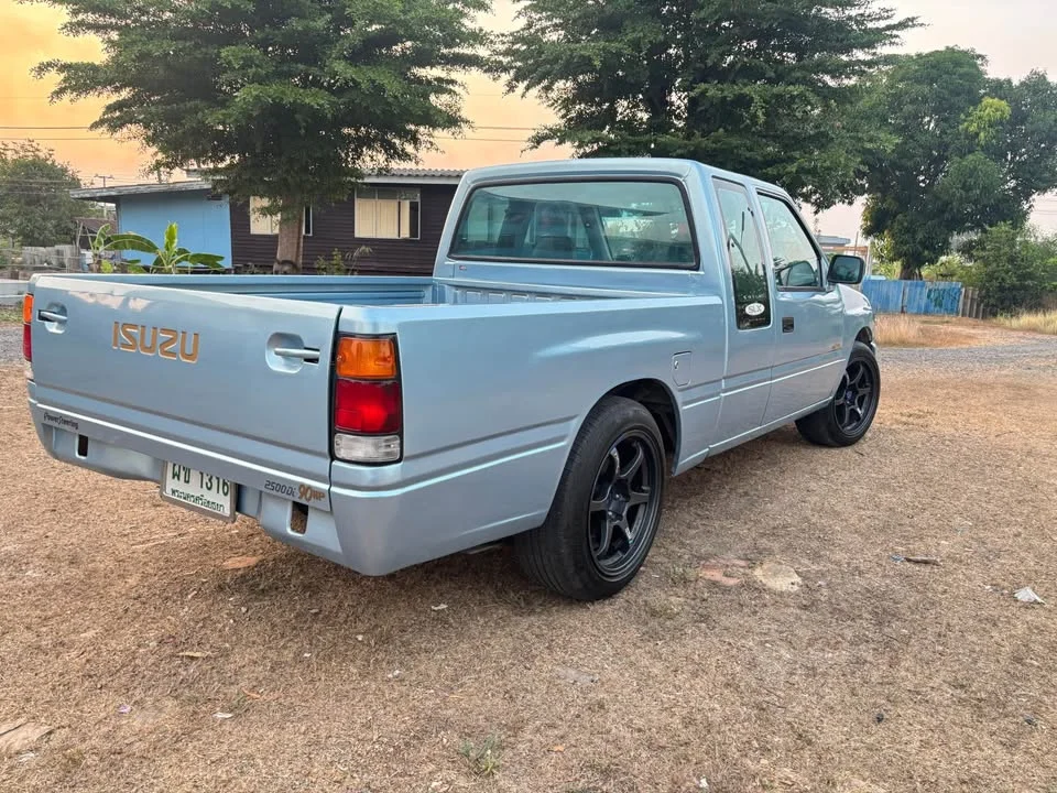 1996 Isuzu TFR III 3