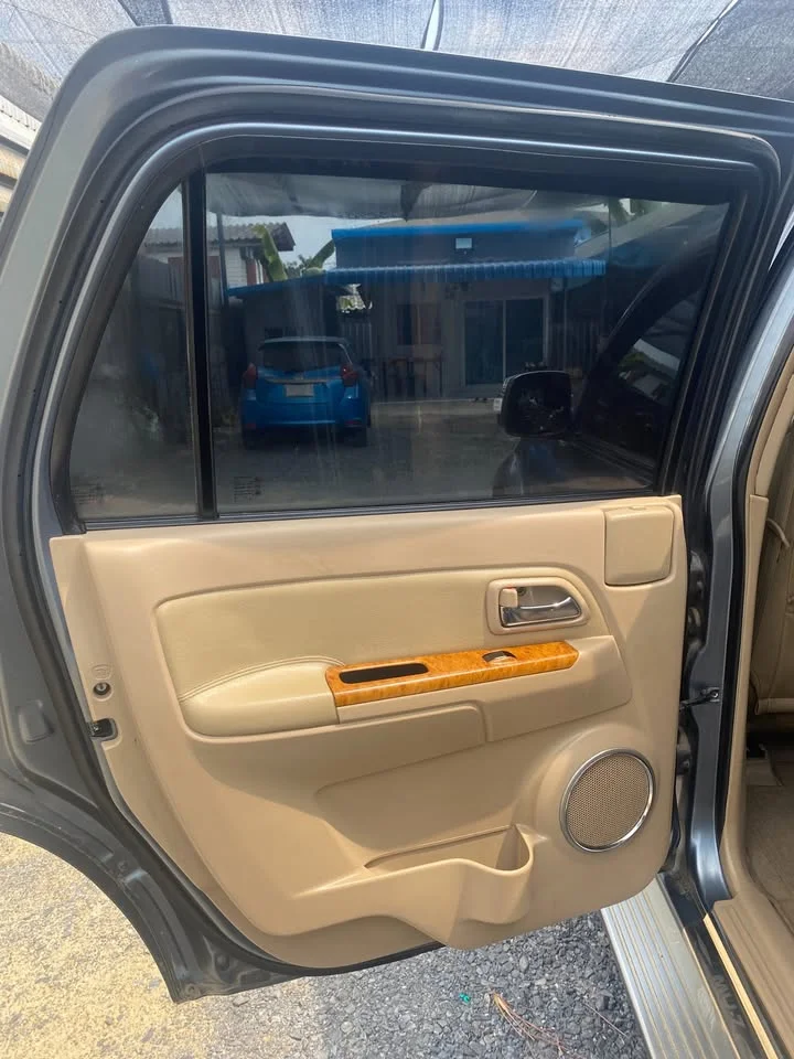 2010 Isuzu MU-7 3