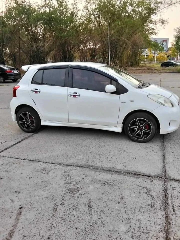 2013 Toyota Yaris II 3