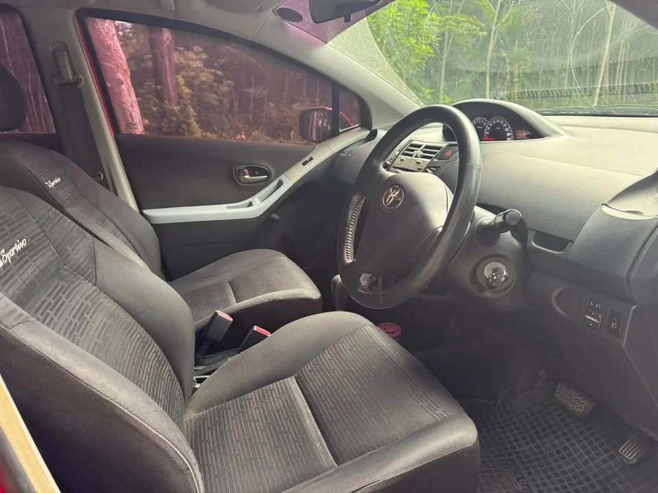 2010 Toyota Yaris II 2
