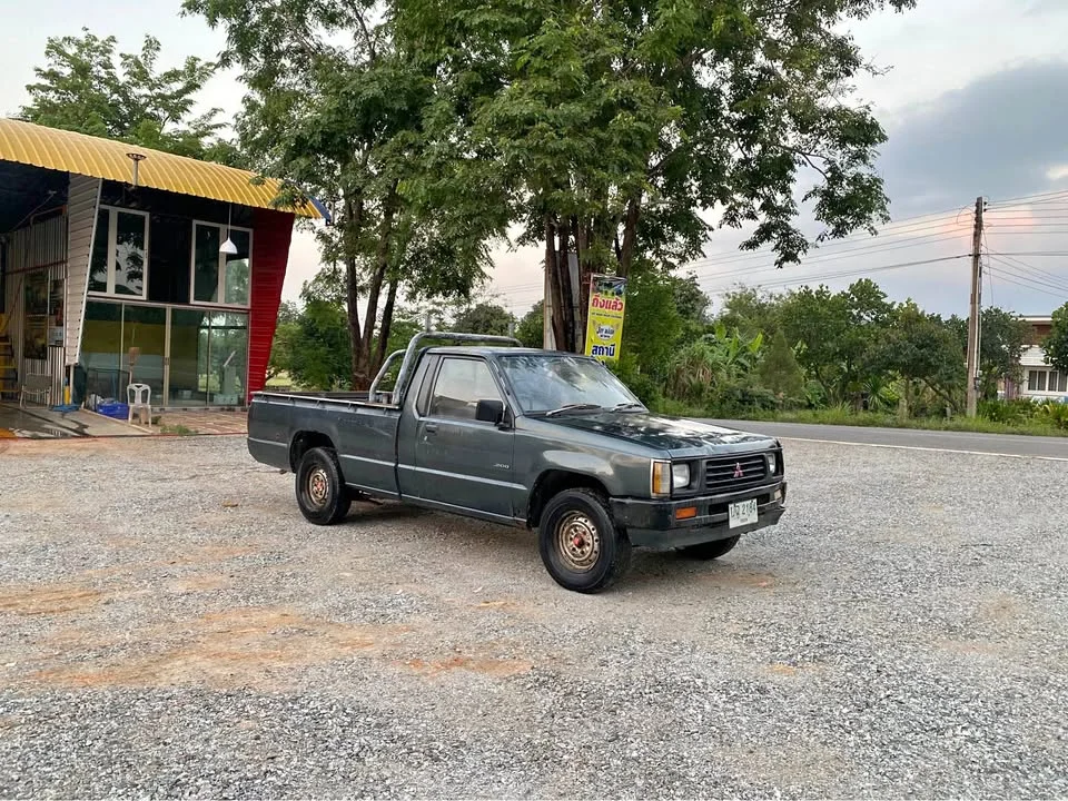 1995 Mitsubishi Triton II 3