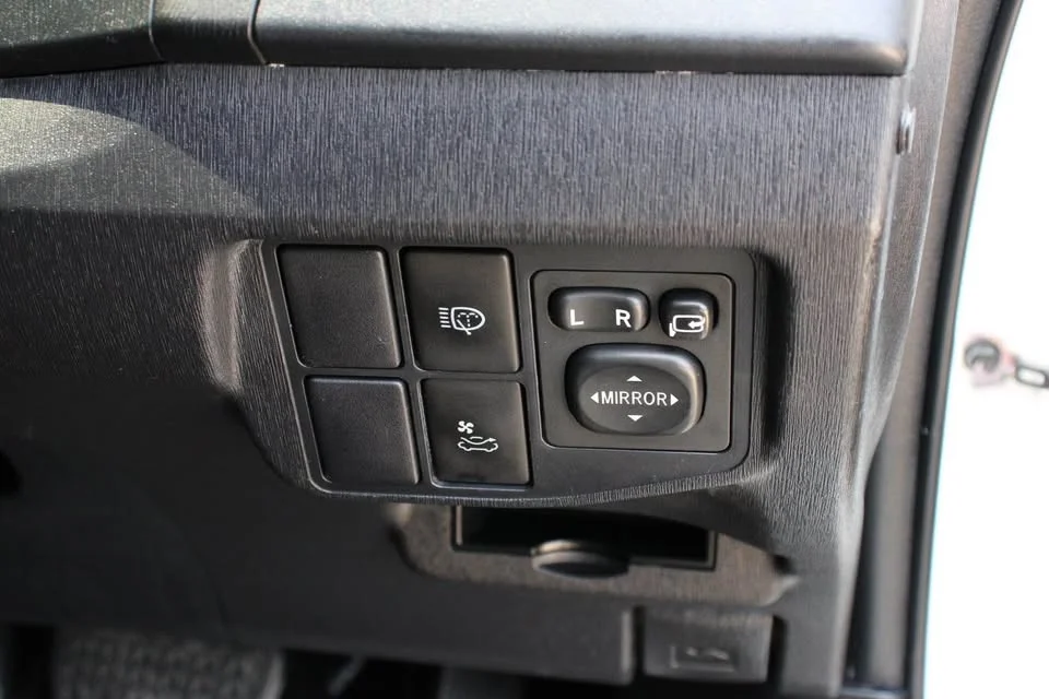 2013 Toyota Prius III 2