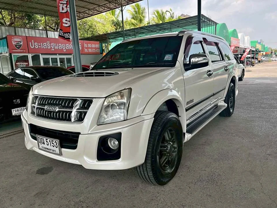 2012 Isuzu MU-7 3