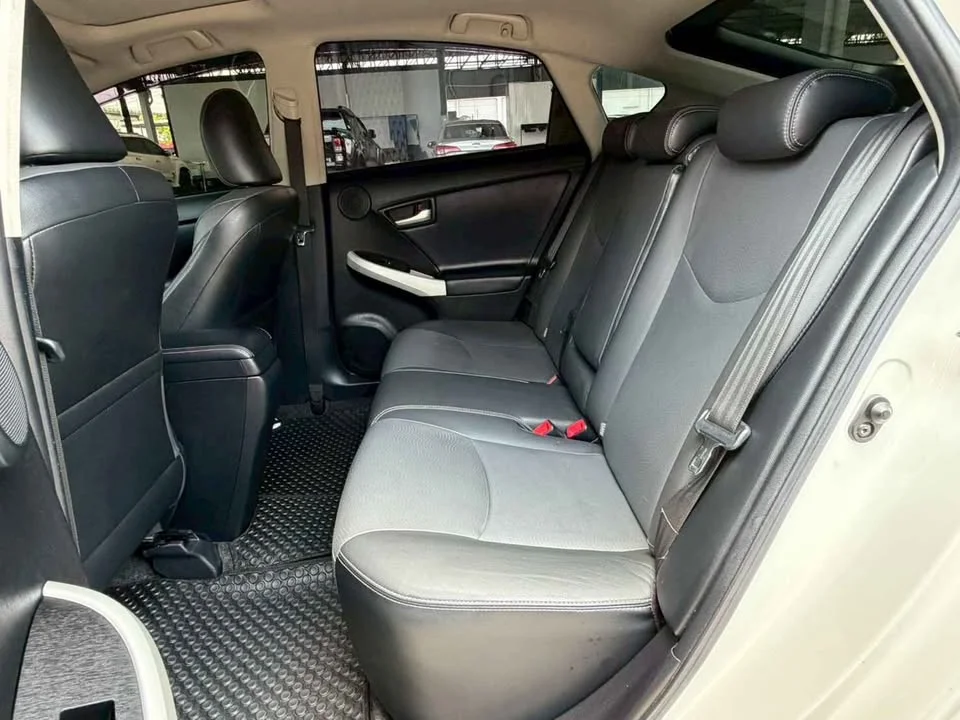 2013 Toyota Prius III 2