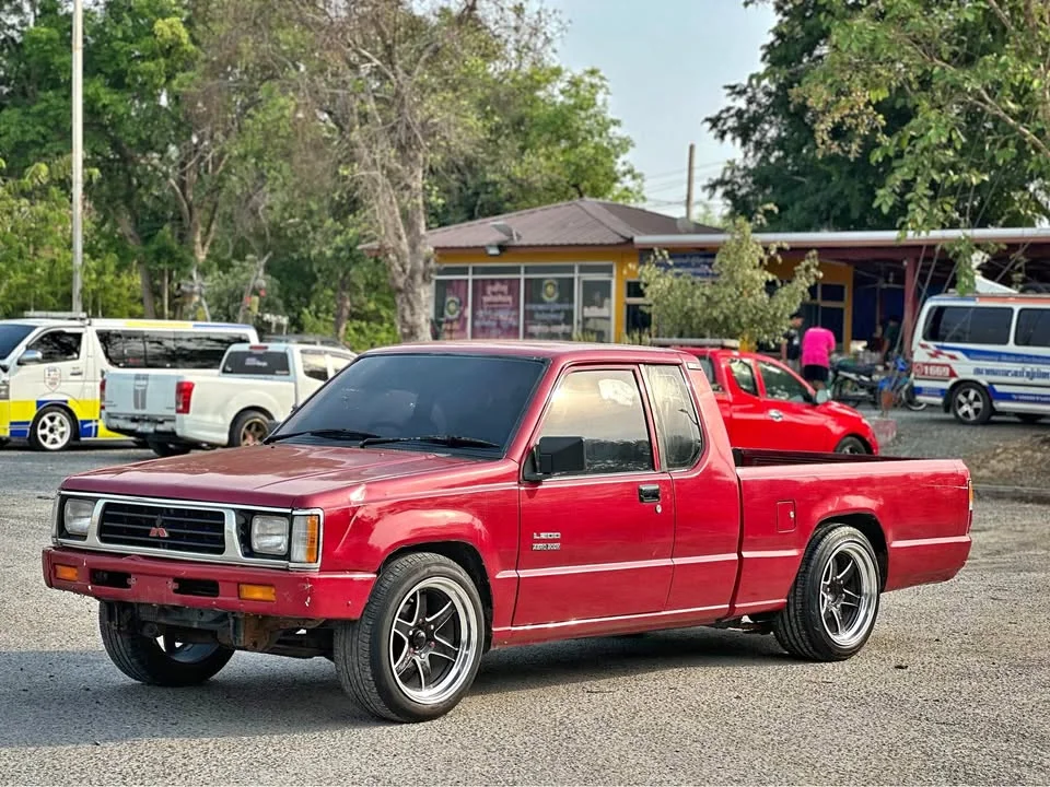 1996 Mitsubishi Triton II 2